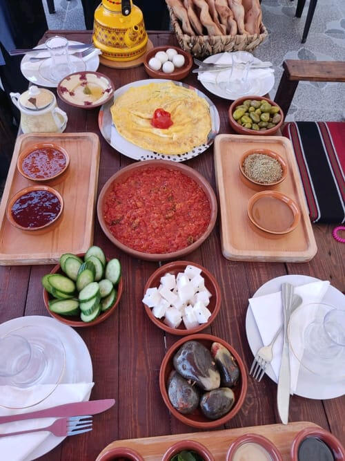traditional jordanian breakfast on scrollbites